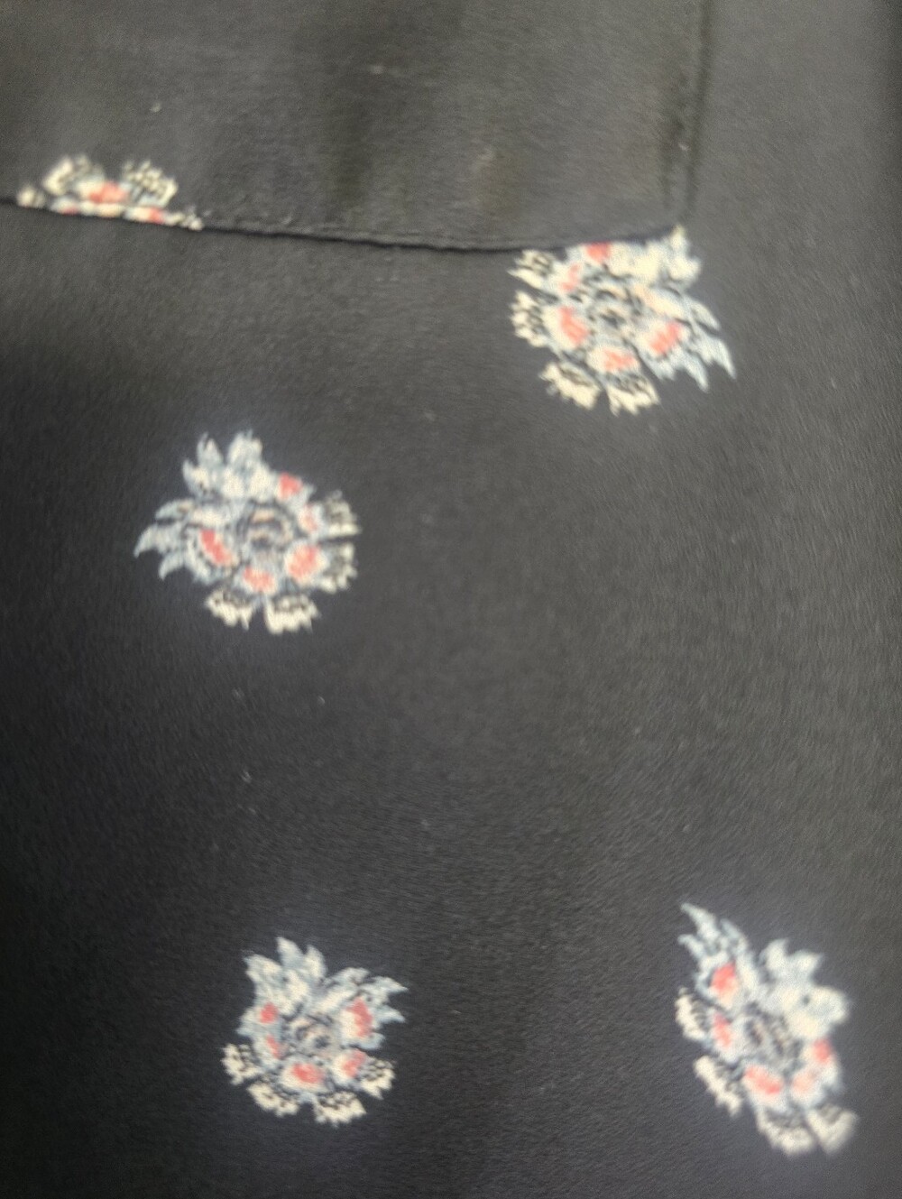 Maurices XXL Black Floral V-Neck Blouse Exposed Back Zipper Pocket - Picture 2 of 5